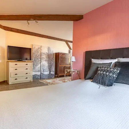 Les Oiseaux_a Avec Piscine Chauffee Holiday home *